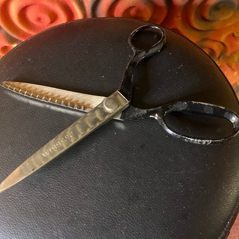 VINTAGE WISS SEWING PINKING SHEARS. MADE IN NEWARK NJ USA. WISS VINTAGE SHEARS.
